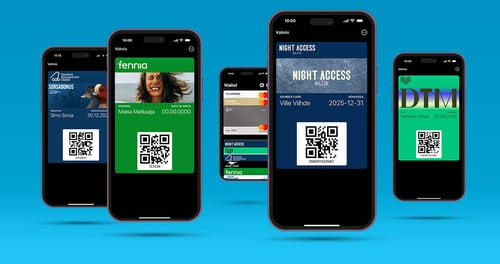 Viisi älypuhelinta vaaleansinisellä taustalla esittelemässä erilaisia Apple ja Google Wallet -mobiilikortteja sekä QR-koodeilla varustettuja digitaalisia kanta-asiakaskortteja.