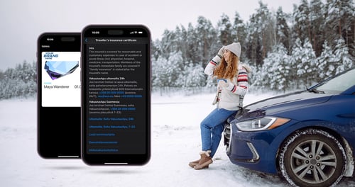 Kaksi älypuhelinta, joiden näytöillä näkyy digitaalinen matkavakuutustodistus, ja taustalla nainen nojaamassa autoon lumisessa talvimaisemassa.