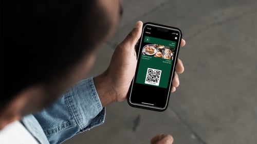 Digitaalinen lahjakortti yritykselle – Robert's Coffeen verkkolahjakorttikauppa sekä Apple Walletiin tallennettu digitaalinen lahjakortti.