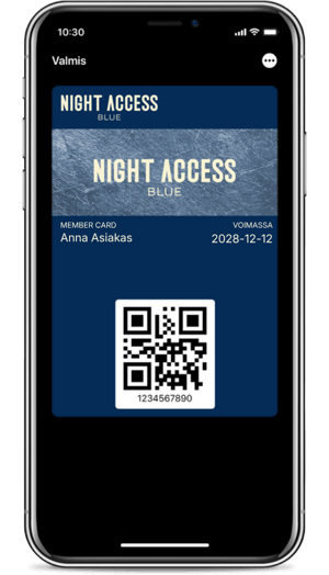 Älypuhelin, jossa on Night Access Blue -digitaalinen jäsenkortti Apple Walletissa, sisältäen QR-koodin ja jäsentiedot.
