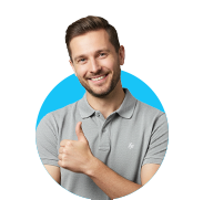 Mies antaa peukalon kuvan, symboloiden digitaalisen jäsenkortin helppoa hallintaa ja etujen maksimointia.