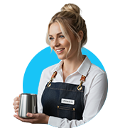 Nainen palveluessussa pitelee kahvikuppia, kuvaten mobiili-HR-ratkaisun kautta vahvistuvaa sisäistä viestintää.