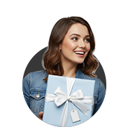 Nainen hymyilee ja pitelee lahjapakettia, kuvaten mobiilikanta-asiakasohjelman palkintoa ja pitkäaikaisia asiakassuhteita.